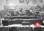 Immagine di accordo per lo sciopero automobilistico della Ford Dearborn Michigan USA, 1941, secondo 3 filmato di repertorio 65675028549