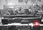 Immagine di accordo per lo sciopero automobilistico della Ford Dearborn Michigan USA, 1941, secondo 4 filmato di repertorio 65675028549