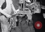 Immagine di accordo per lo sciopero automobilistico della Ford Dearborn Michigan USA, 1941, secondo 6 filmato di repertorio 65675028549