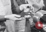 Immagine di accordo per lo sciopero automobilistico della Ford Dearborn Michigan USA, 1941, secondo 8 filmato di repertorio 65675028549