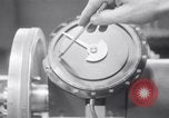 Immagine di accordo per lo sciopero automobilistico della Ford Dearborn Michigan USA, 1941, secondo 11 filmato di repertorio 65675028549