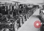 Immagine di accordo per lo sciopero automobilistico della Ford Dearborn Michigan USA, 1941, secondo 15 filmato di repertorio 65675028549