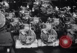 Immagine di accordo per lo sciopero automobilistico della Ford Dearborn Michigan USA, 1941, secondo 16 filmato di repertorio 65675028549