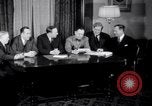 Immagine di accordo per lo sciopero automobilistico della Ford Dearborn Michigan USA, 1941, secondo 23 filmato di repertorio 65675028549