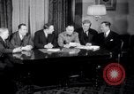 Immagine di accordo per lo sciopero automobilistico della Ford Dearborn Michigan USA, 1941, secondo 24 filmato di repertorio 65675028549