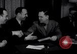 Immagine di accordo per lo sciopero automobilistico della Ford Dearborn Michigan USA, 1941, secondo 30 filmato di repertorio 65675028549