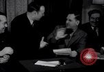 Immagine di accordo per lo sciopero automobilistico della Ford Dearborn Michigan USA, 1941, secondo 31 filmato di repertorio 65675028549