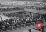 Immagine di accordo per lo sciopero automobilistico della Ford Dearborn Michigan USA, 1941, secondo 32 filmato di repertorio 65675028549