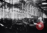 Immagine di accordo per lo sciopero automobilistico della Ford Dearborn Michigan USA, 1941, secondo 42 filmato di repertorio 65675028549