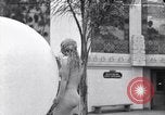 Immagine di La ballerina Burlesque Sally Rand bubble dance San Diego California USA, 1935, secondo 1 filmato di repertorio 65675028558