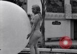 Immagine di La ballerina Burlesque Sally Rand bubble dance San Diego California USA, 1935, secondo 3 filmato di repertorio 65675028558