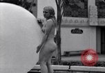 Immagine di La ballerina Burlesque Sally Rand bubble dance San Diego California USA, 1935, secondo 4 filmato di repertorio 65675028558