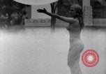 Immagine di La ballerina Burlesque Sally Rand bubble dance San Diego California USA, 1935, secondo 6 filmato di repertorio 65675028558