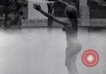 Immagine di La ballerina Burlesque Sally Rand bubble dance San Diego California USA, 1935, secondo 7 filmato di repertorio 65675028558