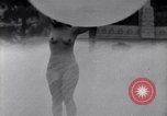 Immagine di La ballerina Burlesque Sally Rand bubble dance San Diego California USA, 1935, secondo 9 filmato di repertorio 65675028558