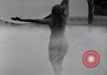 Immagine di La ballerina Burlesque Sally Rand bubble dance San Diego California USA, 1935, secondo 10 filmato di repertorio 65675028558