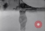 Immagine di La ballerina Burlesque Sally Rand bubble dance San Diego California USA, 1935, secondo 11 filmato di repertorio 65675028558