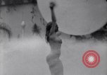 Immagine di La ballerina Burlesque Sally Rand bubble dance San Diego California USA, 1935, secondo 13 filmato di repertorio 65675028558