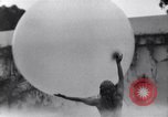 Immagine di La ballerina Burlesque Sally Rand bubble dance San Diego California USA, 1935, secondo 15 filmato di repertorio 65675028558