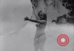 Immagine di La ballerina Burlesque Sally Rand bubble dance San Diego California USA, 1935, secondo 19 filmato di repertorio 65675028558