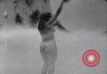 Immagine di La ballerina Burlesque Sally Rand bubble dance San Diego California USA, 1935, secondo 20 filmato di repertorio 65675028558