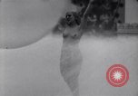 Immagine di La ballerina Burlesque Sally Rand bubble dance San Diego California USA, 1935, secondo 21 filmato di repertorio 65675028558