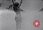 Immagine di La ballerina Burlesque Sally Rand bubble dance San Diego California USA, 1935, secondo 22 filmato di repertorio 65675028558