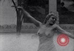 Immagine di La ballerina Burlesque Sally Rand bubble dance San Diego California USA, 1935, secondo 24 filmato di repertorio 65675028558