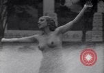 Immagine di La ballerina Burlesque Sally Rand bubble dance San Diego California USA, 1935, secondo 26 filmato di repertorio 65675028558