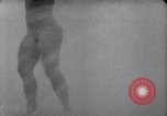 Immagine di La ballerina Burlesque Sally Rand bubble dance San Diego California USA, 1935, secondo 32 filmato di repertorio 65675028558