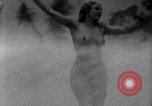 Immagine di La ballerina Burlesque Sally Rand bubble dance San Diego California USA, 1935, secondo 34 filmato di repertorio 65675028558