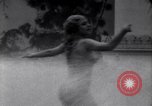 Immagine di La ballerina Burlesque Sally Rand bubble dance San Diego California USA, 1935, secondo 35 filmato di repertorio 65675028558