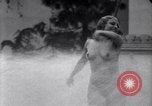 Immagine di La ballerina Burlesque Sally Rand bubble dance San Diego California USA, 1935, secondo 38 filmato di repertorio 65675028558