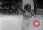 Immagine di La ballerina Burlesque Sally Rand bubble dance San Diego California USA, 1935, secondo 39 filmato di repertorio 65675028558