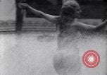 Immagine di La ballerina Burlesque Sally Rand bubble dance San Diego California USA, 1935, secondo 40 filmato di repertorio 65675028558