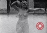 Immagine di La ballerina Burlesque Sally Rand bubble dance San Diego California USA, 1935, secondo 41 filmato di repertorio 65675028558