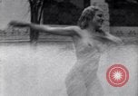 Immagine di La ballerina Burlesque Sally Rand bubble dance San Diego California USA, 1935, secondo 42 filmato di repertorio 65675028558