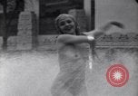 Immagine di La ballerina Burlesque Sally Rand bubble dance San Diego California USA, 1935, secondo 44 filmato di repertorio 65675028558