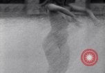 Immagine di La ballerina Burlesque Sally Rand bubble dance San Diego California USA, 1935, secondo 45 filmato di repertorio 65675028558