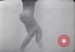 Immagine di La ballerina Burlesque Sally Rand bubble dance San Diego California USA, 1935, secondo 51 filmato di repertorio 65675028558