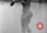 Immagine di La ballerina Burlesque Sally Rand bubble dance San Diego California USA, 1935, secondo 52 filmato di repertorio 65675028558