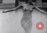 Immagine di La ballerina Burlesque Sally Rand bubble dance San Diego California USA, 1935, secondo 53 filmato di repertorio 65675028558
