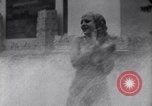 Immagine di La ballerina Burlesque Sally Rand bubble dance San Diego California USA, 1935, secondo 57 filmato di repertorio 65675028558
