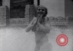 Immagine di La ballerina Burlesque Sally Rand bubble dance San Diego California USA, 1935, secondo 59 filmato di repertorio 65675028558