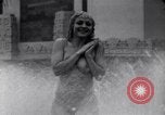 Immagine di La ballerina Burlesque Sally Rand bubble dance San Diego California USA, 1935, secondo 60 filmato di repertorio 65675028558