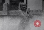 Immagine di La ballerina Burlesque Sally Rand bubble dance San Diego California USA, 1935, secondo 62 filmato di repertorio 65675028558
