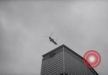 Standbild Hubschrauberlandeplatz auf dem Dach des Hochhauses New York City USA, 1964, aus Sekunde 19 historischem Filmmaterial Videoclip 65675028593