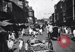 Immagine di Strada trafficata in una città India, 1953, secondo 6 filmato di repertorio 65675028598