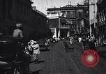 Immagine di Strada trafficata in una città India, 1953, secondo 22 filmato di repertorio 65675028598