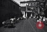 Immagine di Strada trafficata in una città India, 1953, secondo 26 filmato di repertorio 65675028598